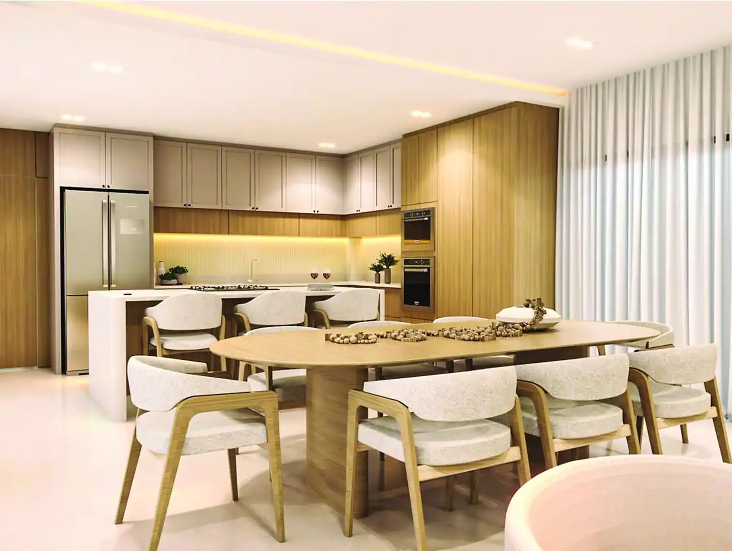 Cozinha e sala de jantar com mesa oval de madeira e cadeiras estofadas