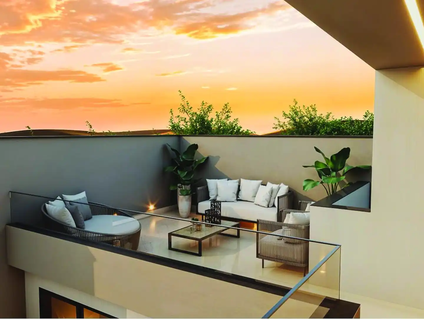 Rooftop privativo com sofás, guarda-corpo de vidro e céu do pôr do sol